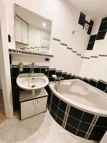 Pronájem bytu 3+1, Praha - Troja, Svídnická, 68 m2