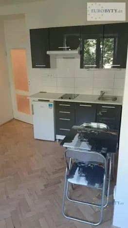 Pronájem bytu 1+kk, Praha - Vršovice, Jerevanská, 30 m2