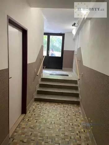 Pronájem bytu 1+kk, Praha - Vršovice, Jerevanská, 30 m2