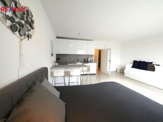 Pronájem bytu 1+kk, Jesenice, Cedrová, 38 m2