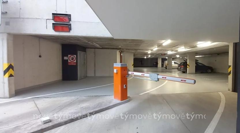 Pronájem garážového stání, Pardubice, Smilova, 12 m2