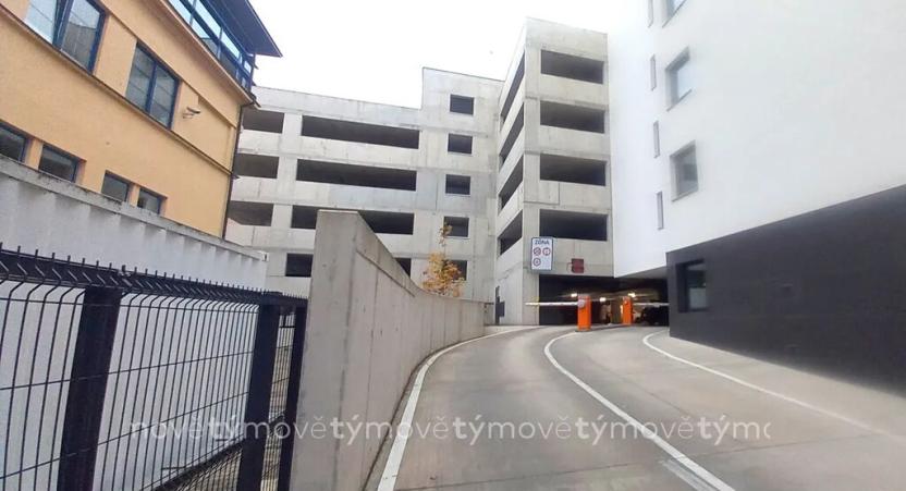 Pronájem garážového stání, Pardubice, Smilova, 12 m2