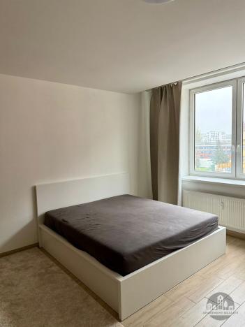 Pronájem bytu 1+kk, Praha - Vysočany, Na Harfě, 36 m2