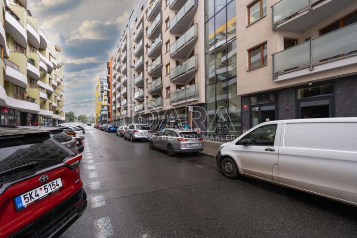 Pronájem garážového stání, Praha - Libeň, Kurta Konráda, 18 m2