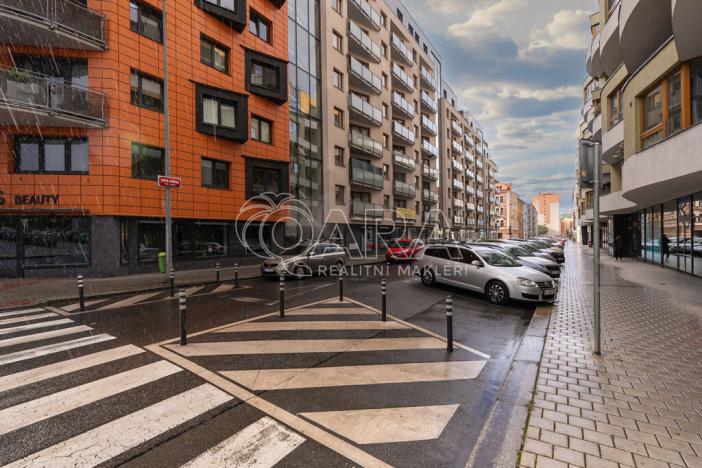 Pronájem garážového stání, Praha - Libeň, Kurta Konráda, 18 m2