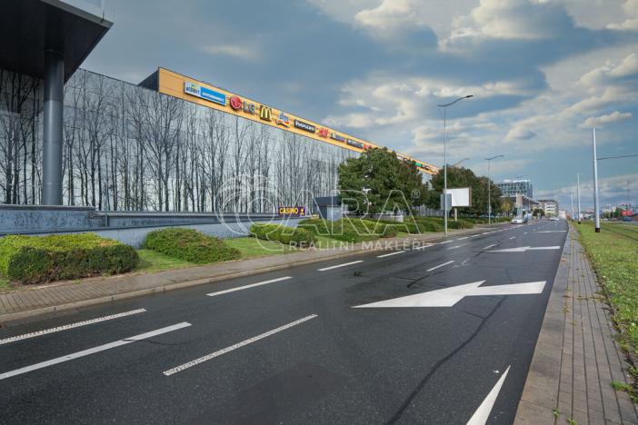 Pronájem garážového stání, Praha - Libeň, Kurta Konráda, 18 m2