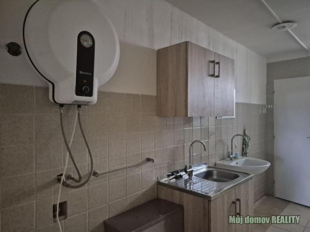 Pronájem výrobních prostor, Světice, V Zahradách, 250 m2