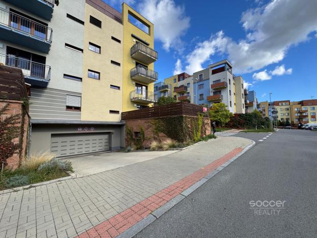 Pronájem garážového stání, Praha - Hostivař, Fojtova, 15 m2