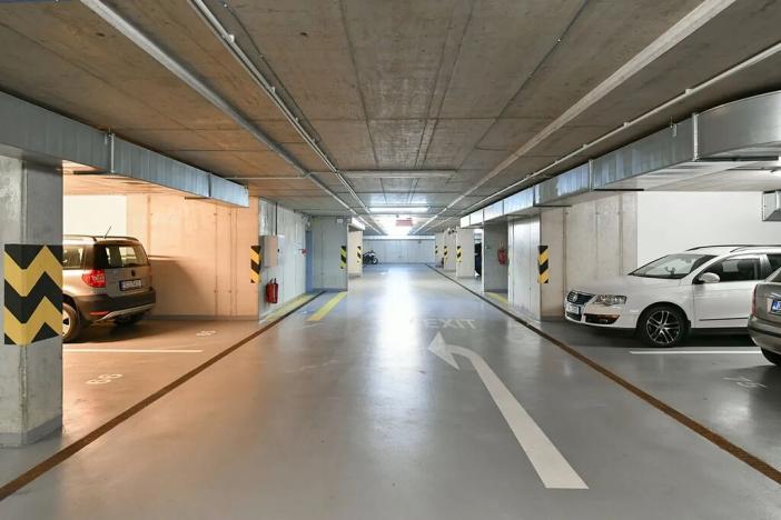 Pronájem garážového stání, Praha - Kamýk, U Kamýku, 20 m2