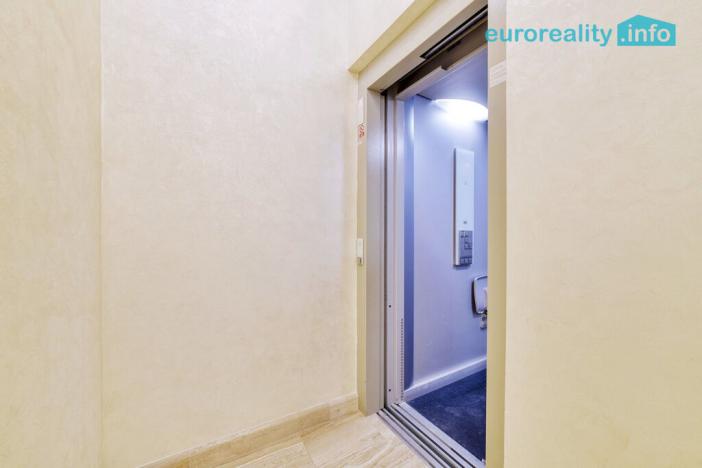 Pronájem obchodního prostoru, Karlovy Vary, Zámecký vrch, 20 m2