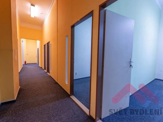 Pronájem kanceláře, Praha - Karlín, Peckova, 212 m2