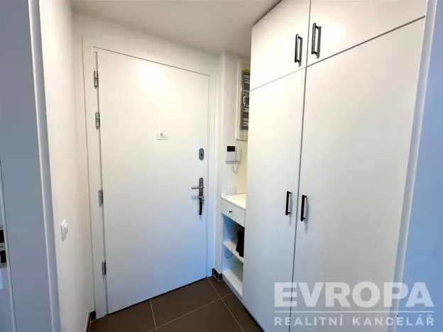 Pronájem bytu 1+kk, Praha - Dolní Chabry, Ústecká, 67 m2