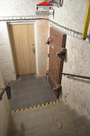 Pronájem skladu, Praha - Libeň, náměstí Dr. Václava Holého, 100 m2