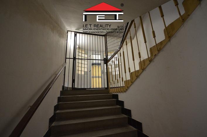 Pronájem skladu, Praha - Libeň, náměstí Dr. Václava Holého, 100 m2