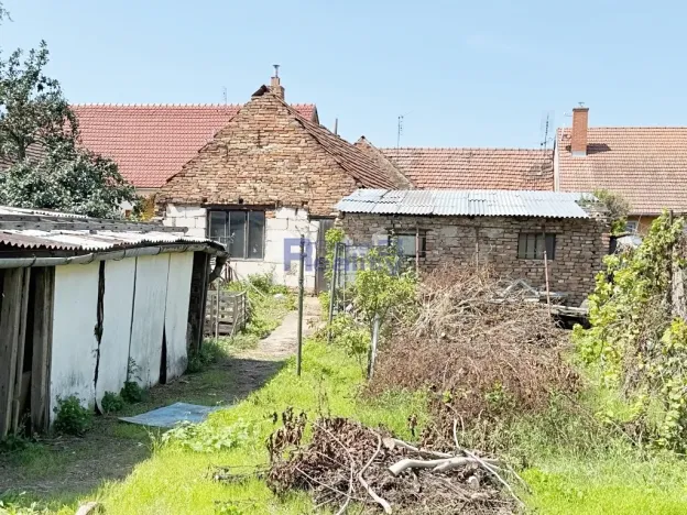 Prodej podílu pozemku pro bydlení, Pouzdřany, Hlavní, 902 m2