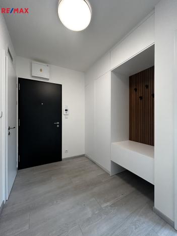 Pronájem bytu 2+kk, Praha - Karlín, U Sluncové, 56 m2