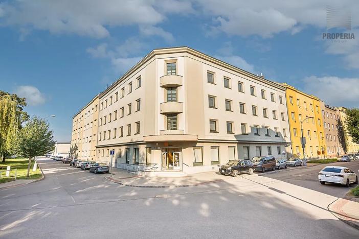 Pronájem garážového stání, Brno, Komárovské nábřeží, 13 m2