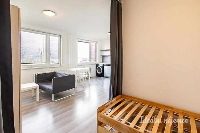 Pronájem bytu 1+kk, Praha - Záběhlice, Topolová, 30 m2