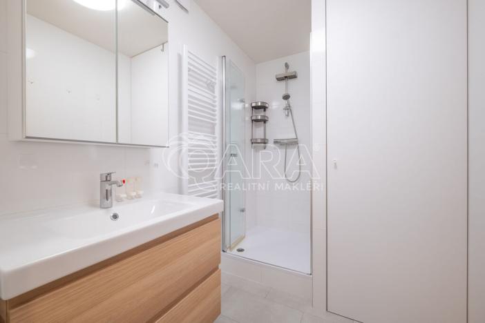 Pronájem bytu 3+1, Praha - Kobylisy, Střekovská, 64 m2