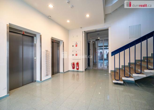 Pronájem kanceláře, České Budějovice - České Budějovice 6, Jeronýmova, 2300 m2