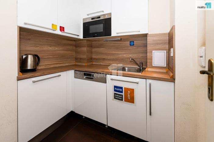 Pronájem kanceláře, Praha, Na dolinách, 200 m2