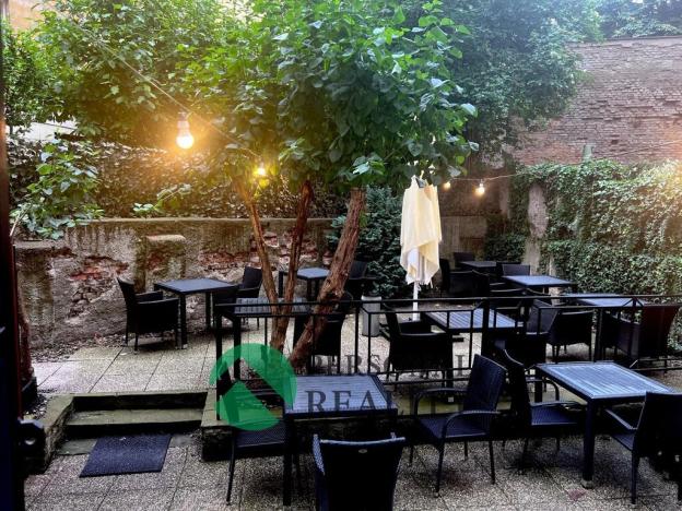 Pronájem restaurace, Praha - Nusle, náměstí Generála Kutlvašra, 300 m2