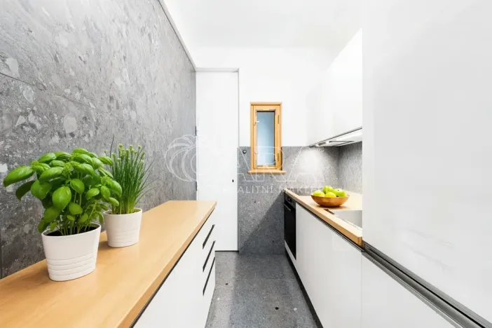 Pronájem bytu 1+kk, Praha - Holešovice, Komunardů, 34 m2