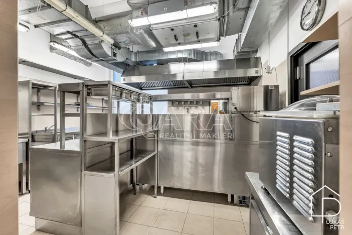 Pronájem restaurace, Praha - Čakovice, Theinova, 187 m2