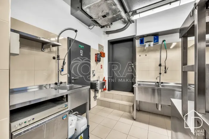 Pronájem restaurace, Praha - Čakovice, Theinova, 187 m2