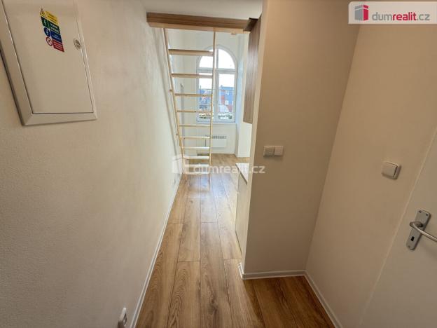 Pronájem bytu 1+kk, Praha - Smíchov, Na Valentince, 35 m2