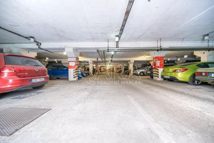 Pronájem garážového stání, Praha - Kamýk, Růženínská, 11 m2