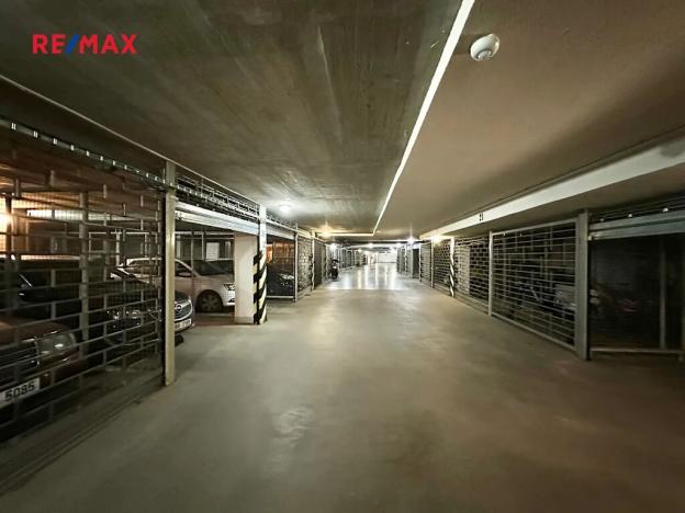 Pronájem garáže, Praha - Košíře, Zahradníčkova, 18 m2