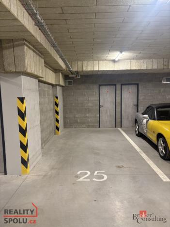 Pronájem garážového stání, Plzeň - Jižní Předměstí, Měděná, 12 m2