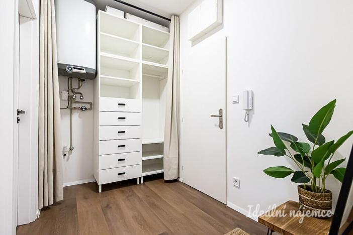 Pronájem bytu 1+kk, Praha - Hlubočepy, Pod Žvahovem, 28 m2