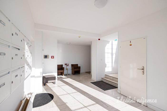 Pronájem bytu 1+kk, Praha - Hlubočepy, Pod Žvahovem, 28 m2