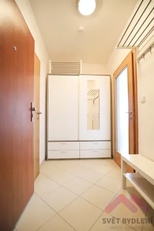 Pronájem bytu 1+kk, Praha - Hloubětín, Nademlejnská, 32 m2