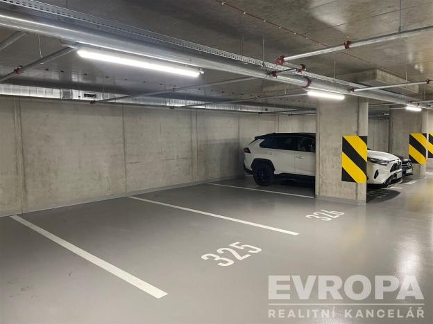 Pronájem garážového stání, Praha - Strašnice, Ramonova, 16 m2