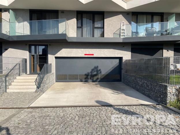 Pronájem garážového stání, Praha - Strašnice, Ramonova, 16 m2