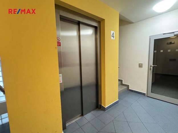 Pronájem bytu 1+kk, Praha - Holešovice, Osadní, 33 m2