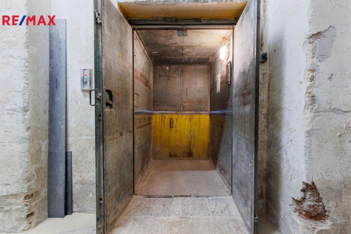 Prodej výrobních prostor, Karlovy Vary - Rybáře, Sokolovská, 1766 m2