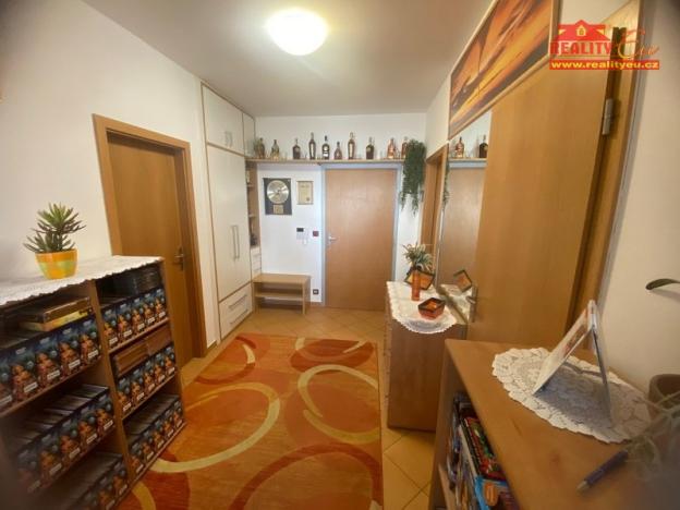 Prodej bytu 2+kk, Praha - Uhříněves, Nové náměstí, 57 m2