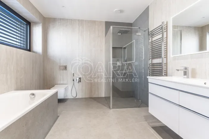 Pronájem rodinného domu, Vestec, V Lukách, 313 m2