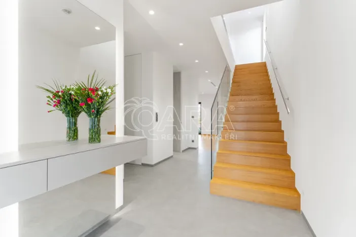 Pronájem rodinného domu, Vestec, V Lukách, 313 m2