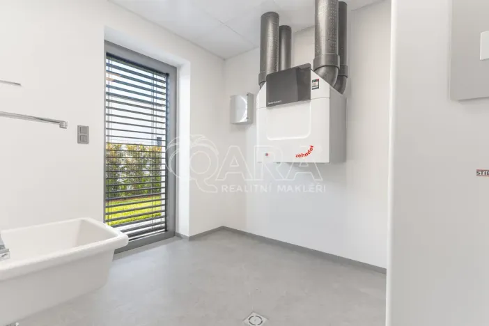 Pronájem rodinného domu, Vestec, V Lukách, 313 m2