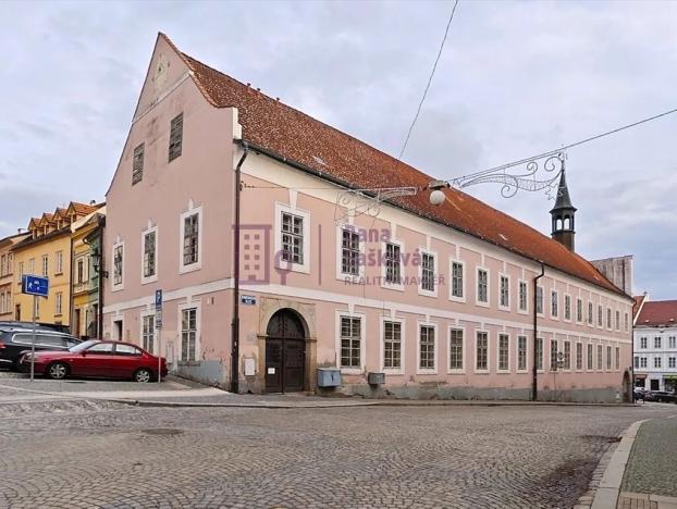 Pronájem obchodního prostoru, Jindřichův Hradec, nám. Míru, 520 m2