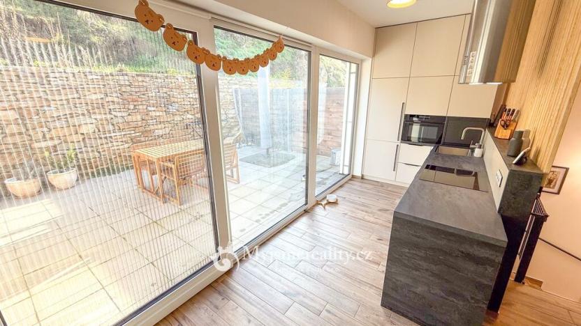 Prodej bytu 4+kk, Hluboké Mašůvky, 89 m2