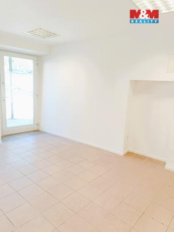 Pronájem obchodního prostoru, Tišnov, nám. Komenského, 21 m2