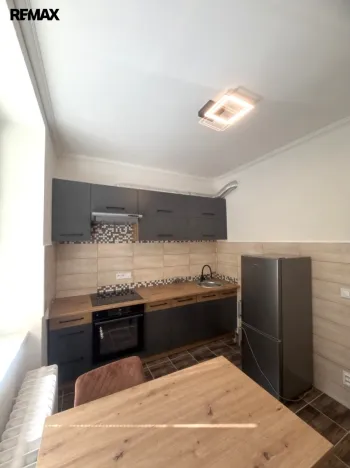 Pronájem bytu 2+1, Karlovy Vary, K. Čapka, 57 m2