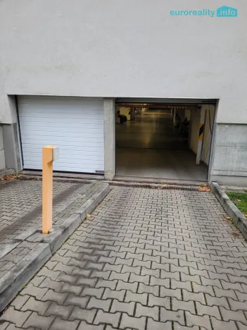 Pronájem garážového stání, Praha, Názovská, 18 m2