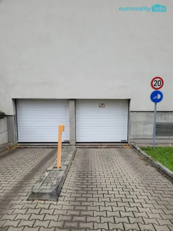 Pronájem garážového stání, Praha, Názovská, 18 m2